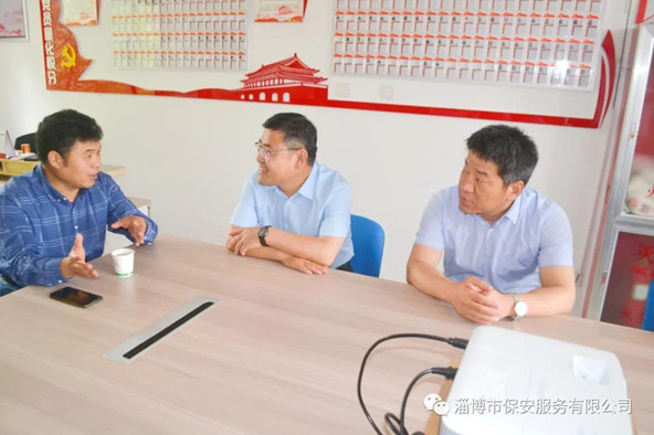 聽(tīng)取社區(qū)工作人員對(duì)社區(qū)基本情況和群眾反映的意見(jiàn)、需求的介紹.jpg